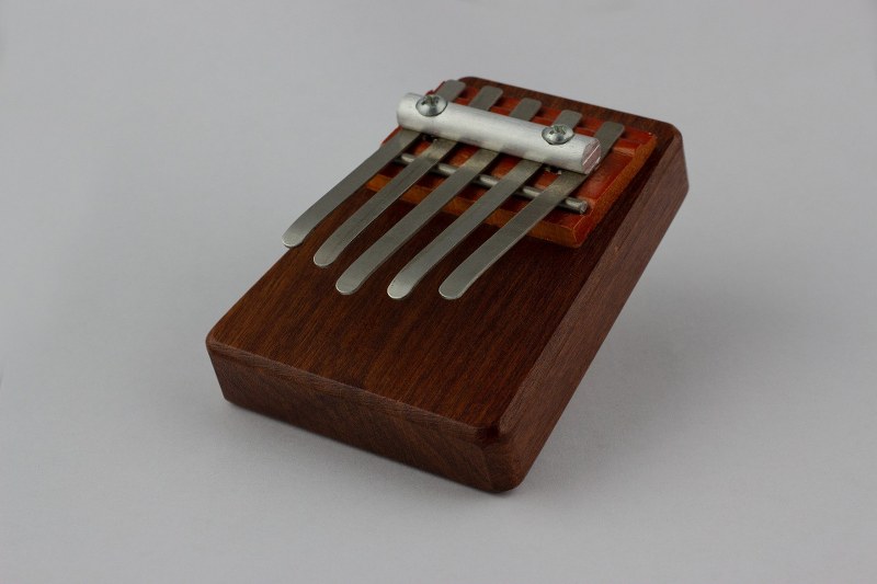 L’antico strumento africano della kalimba: cos’è e come si suona