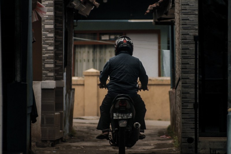 Parcheggiare moto in casa o in cantina – Come non sporcare