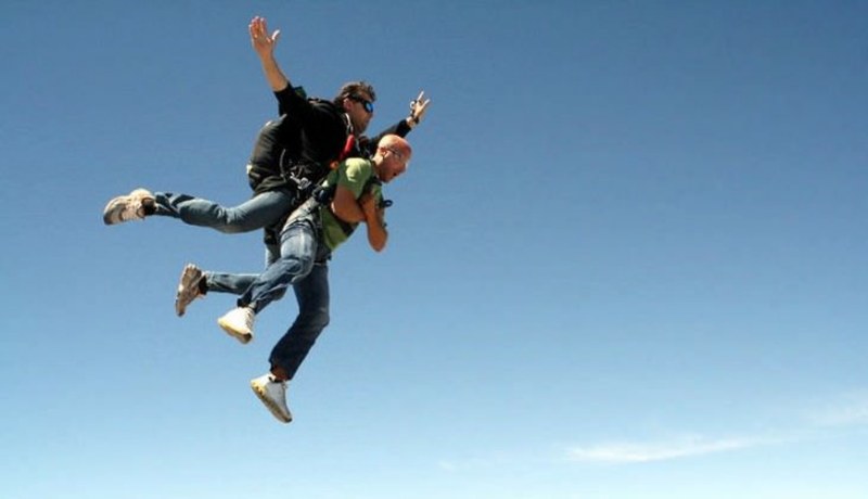 Lancio con il paracadute in tandem: dal salto all’atterraggio